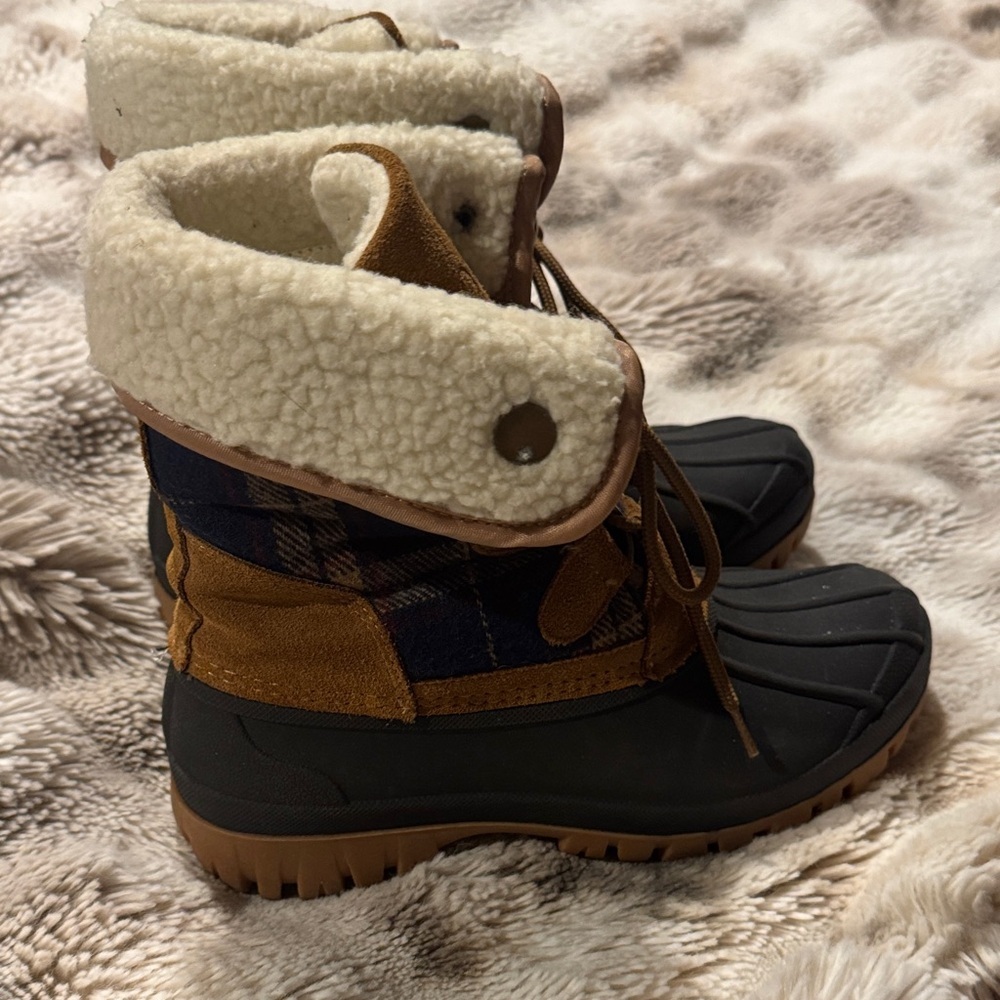 Women’s fur lined Brown and Black Winter Boots - Picture 2 of 9